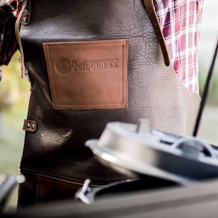 Petromax Büffelleder-Schürze mit gekreuztem Rückenband